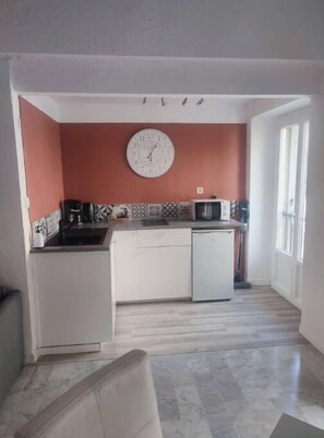 Een koelkast, een magnetron, een kookplaat