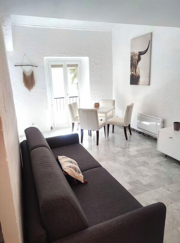 Een televisie en boeken