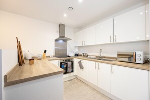 아파트 | 전용 주방 | 냉장고, 전자레인지, 오븐, 쿡탑