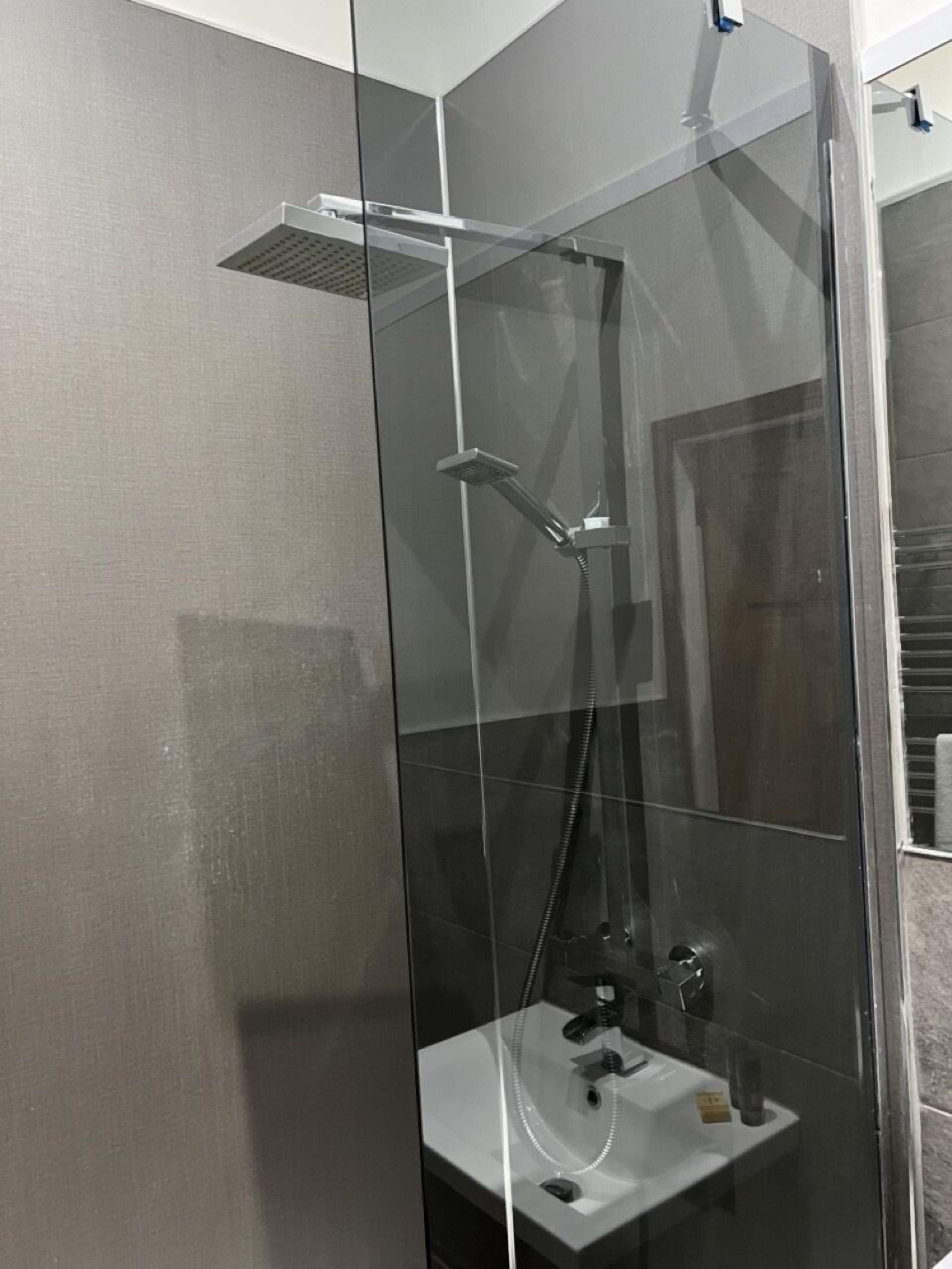 Deluxe-dobbeltværelse | Badeværelse | Bruser, brusehoved med spredningseffekt, gratis toiletartikler