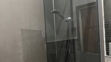 デラックス ダブルルーム | バスルーム | シャワー、レインフォールシャワー、バスアメニティ (無料)、タオル