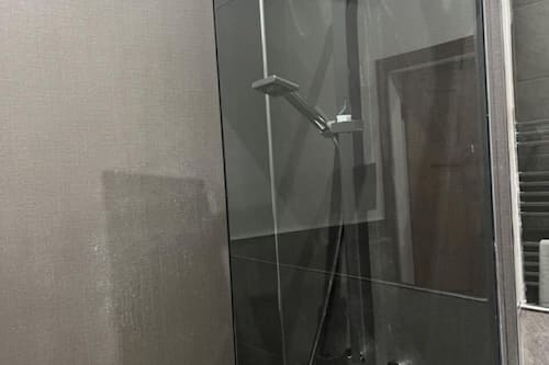 Deluxe Double Room | Bathroom | Shower, rainfall showerhead, free toiletries, towels