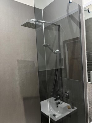 Doppia Deluxe | Bagno | Doccia, soffione a pioggia, set di cortesia gratuito, asciugamani