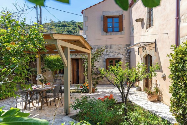 Outdoor dining - Villa Kourkoulios (Apokoronas)