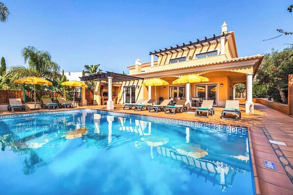 Villa (5 Bedrooms) | Front of property