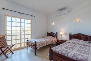 4 bedrooms, iron/ironing board, bed sheets