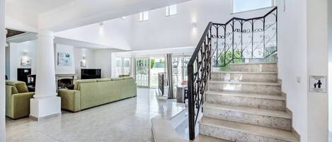 Villa (4 Bedrooms) | Interior