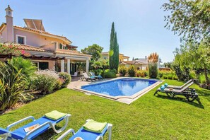 A residential property with a swimming pool, sun loungers, and a well-maintained garden. - Villa Sunset Golf (Loulé)