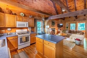 Fridge, microwave, oven, stovetop - Tranquil Retreat-Dogwood Escape Cabin-Hot Tub (Bryson City)