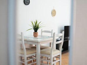 In-room dining - Saranda Waterside Apartments (Sarandë)
