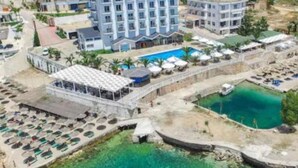 A resort with a swimming pool, multiple guest rooms, and a parking area. - Saranda Waterside Apartments (Sarandë)