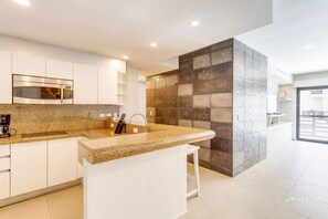 Comfort Apartment, 2 Bedrooms, 2 Bathrooms | Private kitchen