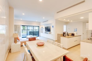 Executive Apartment, 2 Bedrooms, Kitchen | In-room dining