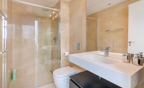 Regadera, bidet, toallas, jabón 