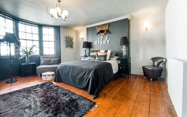 3 habitaciones, tabla de planchar con plancha, wifi y ropa de cama 