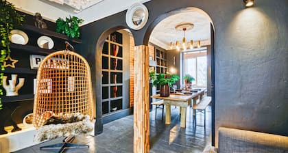 Eclectic modern victorian large city central flat