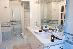 Vasca idromassaggio, asciugacapelli, bidet, asciugamani