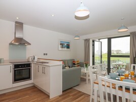 Refrigerador, lavavajillas, tetera/pava eléctrica, tostadora