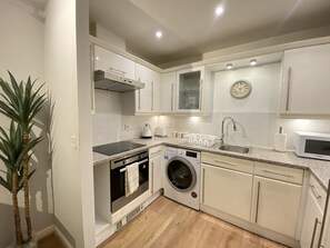 Apartamento | Cozinha privada | Geladeira, micro-ondas, fogão, cooktop