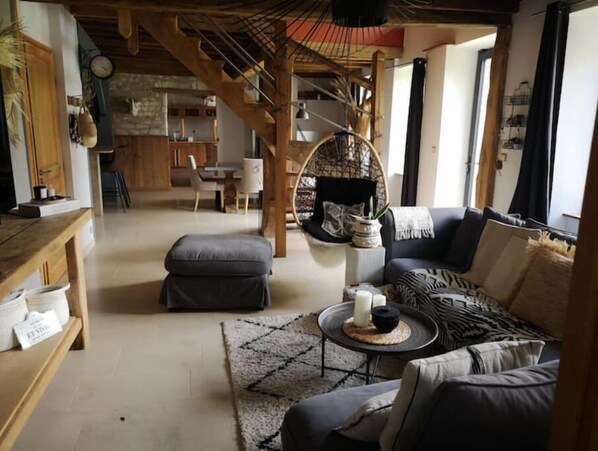 Smart TV, chimenea, videojuegos y reproductor de DVD 