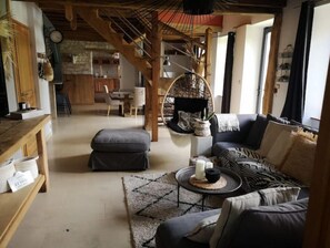 Smart-TV, Kamin, Videospiele, DVD-Player