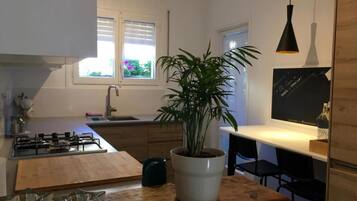 Een koelkast, een microgolfoven, een oven, een kookplaat