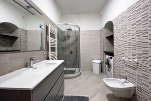 Dusch, hårtork, bidé och handdukar