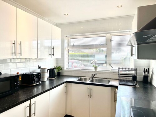 Bicester Entire 5 double bedroom detached house free Parking Wifi Netflix Piano 