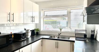 Bicester Entire 5 double bedroom detached house free Parking Wifi Netflix Piano