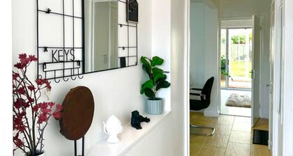 Bicester Entire 5 double bedroom detached house free Parking Wifi Netflix Piano