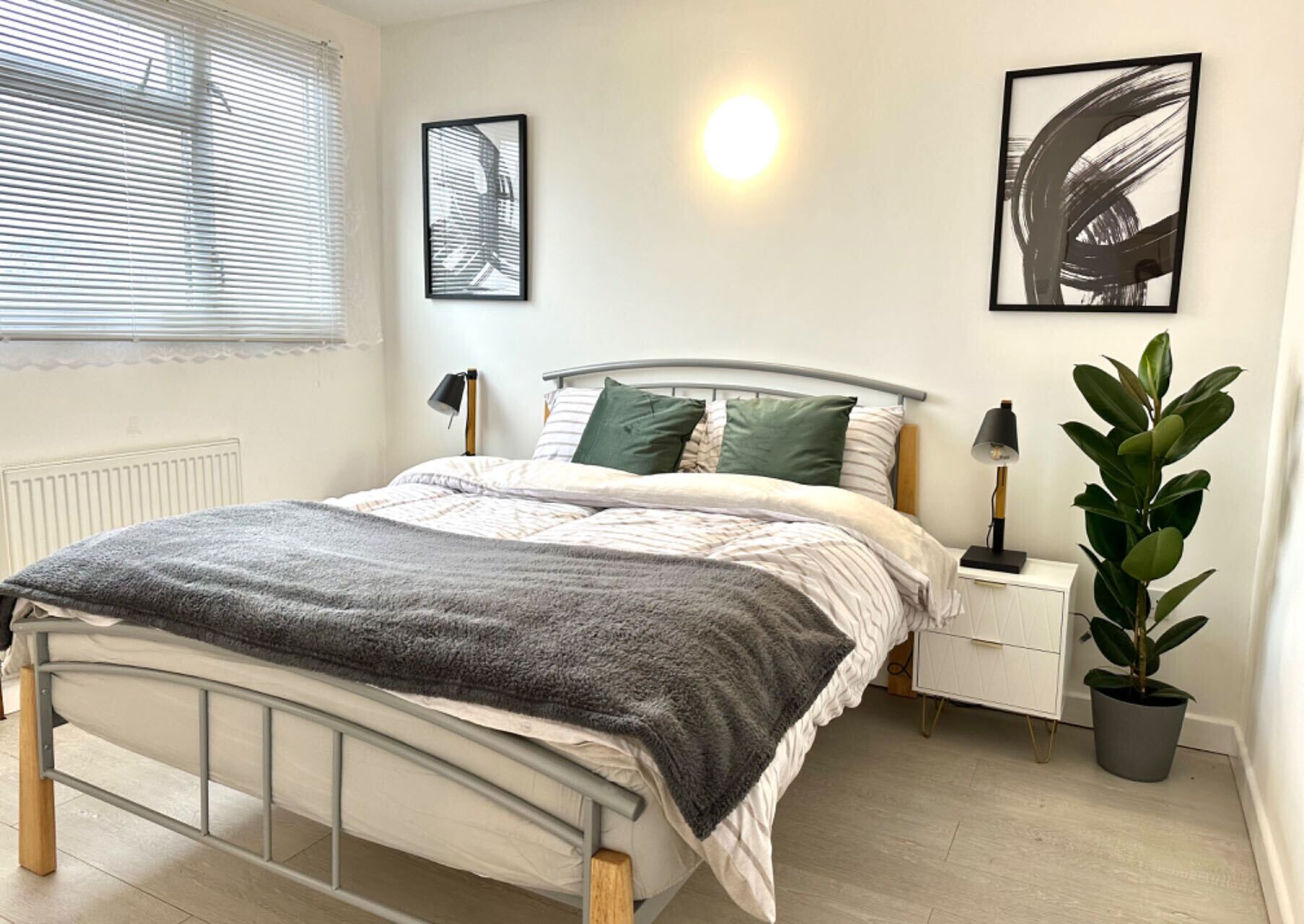 5 bedrooms, iron/ironing board, WiFi, bed sheets