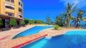 Swim-up bar