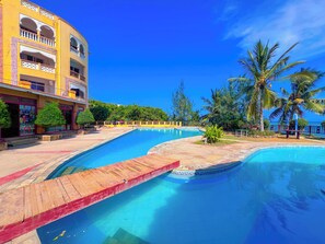 Swim-up bar - Mfalme Luxury Living (Mombasa)