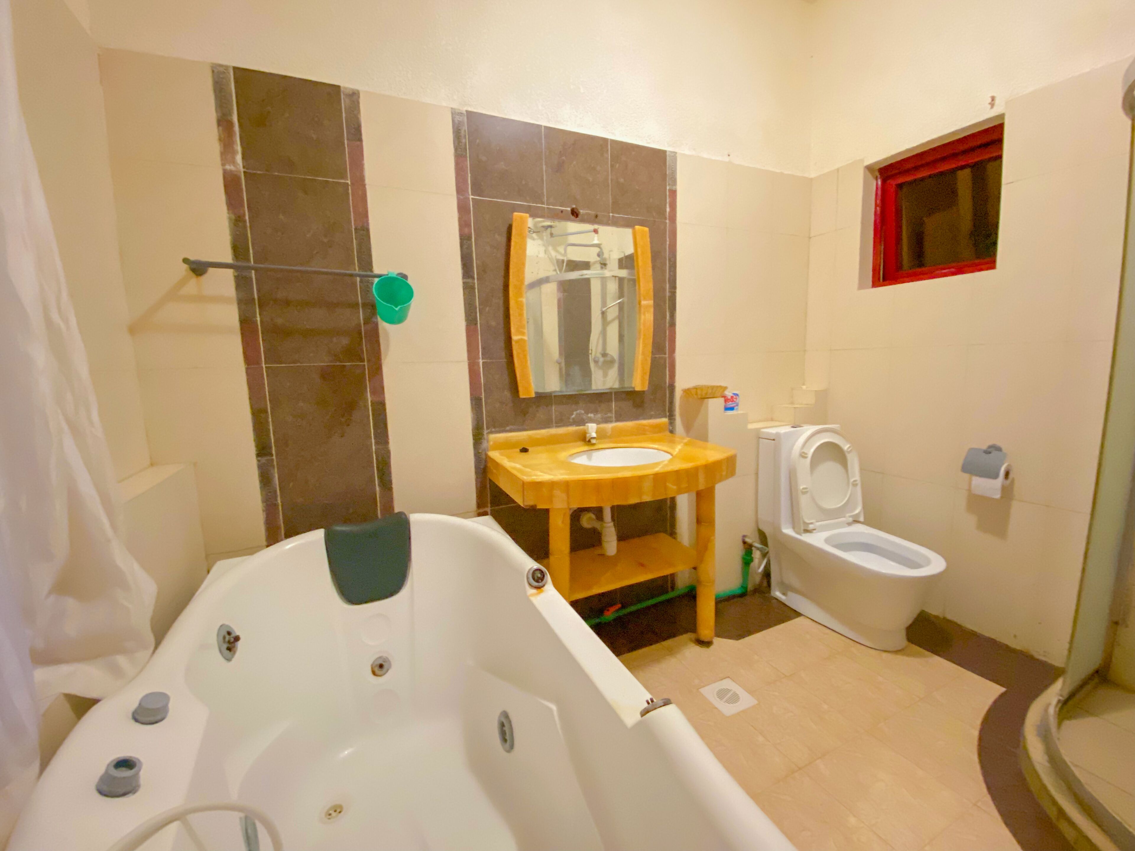 Une salle de bain avec une baignoire, un lavabo et des toilettes.