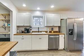 House (3 Bedrooms) | Interior - Mt Jackson Home w/ Hot Tub ~ 2 Mi to Bryce Resort! (Mount Jackson)