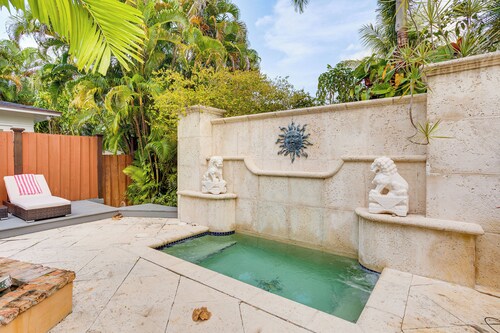 Lush West Palm Beach Getaway w/ Backyard Oasis!