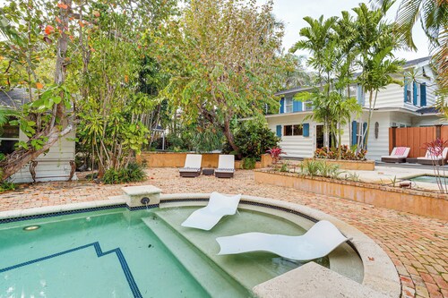 Lush West Palm Beach Getaway w/ Backyard Oasis!
