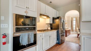 House (4 Bedrooms) | Private kitchen | Microwave, oven, stovetop, dishwasher