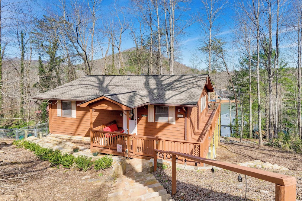 Pet-friendly Hiawassee Cabin w/ Lake Views & Sauna - Lake Chatuge, GA
