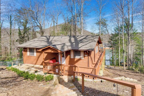 Pet-friendly Hiawassee Cabin w/ Lake Views & Sauna