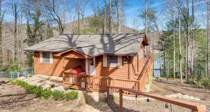 Pet-friendly Hiawassee Cabin w/ Lake Views & Sauna