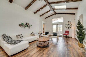 House (5 Bedrooms) | Interior