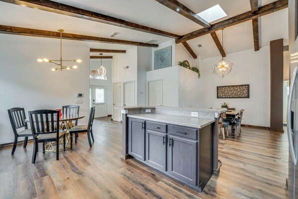 House (5 Bedrooms) | Interior