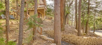 Woodsy Lake Arrowhead Cabin w/ Fire Pit Table