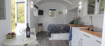 Relax & Recharge: Woodland Hideaway Shepherds Hut and Hot tub !