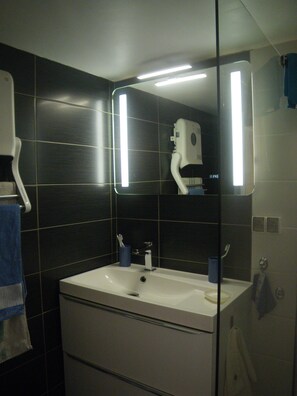 Suihku, hiustenkuivaaja