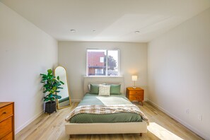 2 slaapkamers, een strijkplank/strijkijzer, beddengoed