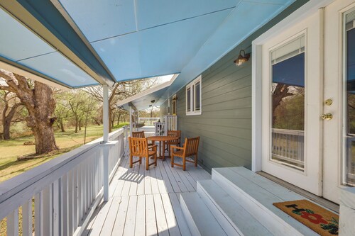 Riverside Texas Retreat w/ Wraparound Porch!