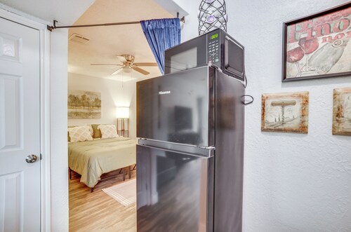 < 1 Mi to Downtown Conroe: Charming Apartment