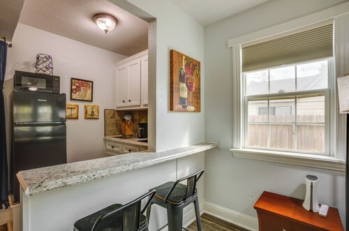 < 1 Mi to Downtown Conroe: Charming Apartment